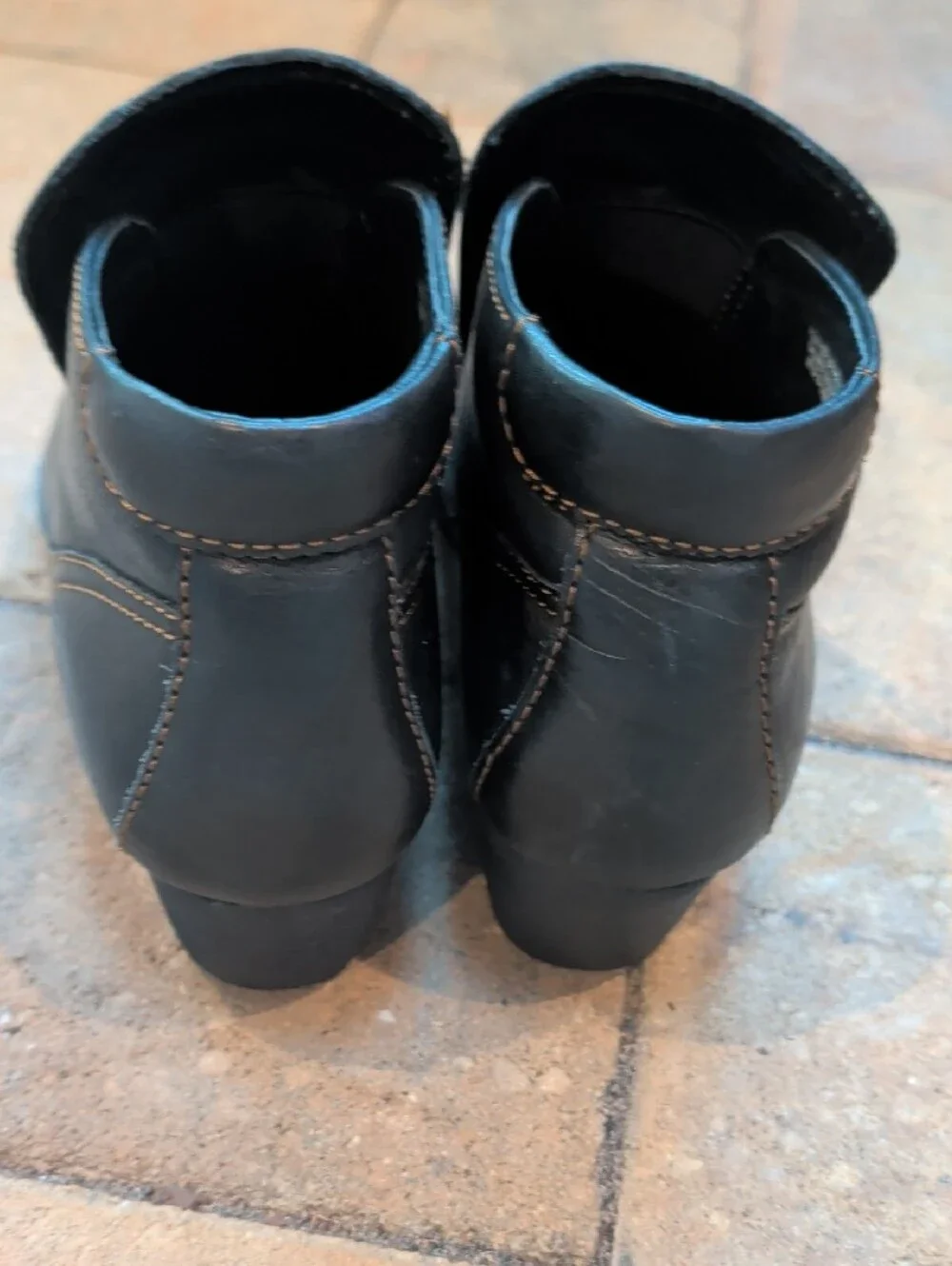 Born Black Leather Chelsea-Style Ankle Boots with Contrast Stitching